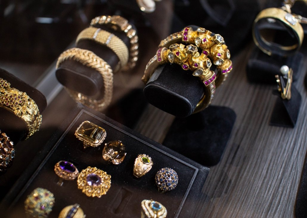 Top 4 Reasons to Buy Gold Jewelry From a Pawn Shop - Watch & Wares