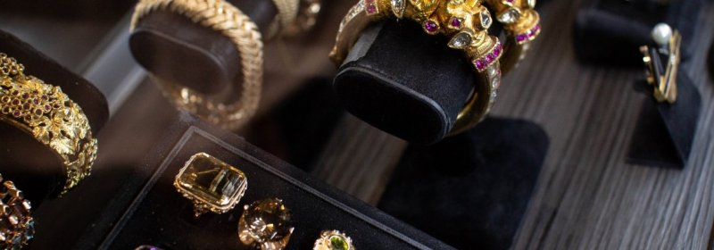 Top 4 Reasons to Buy Gold Jewelry From a Pawn Shop Watch & Wares